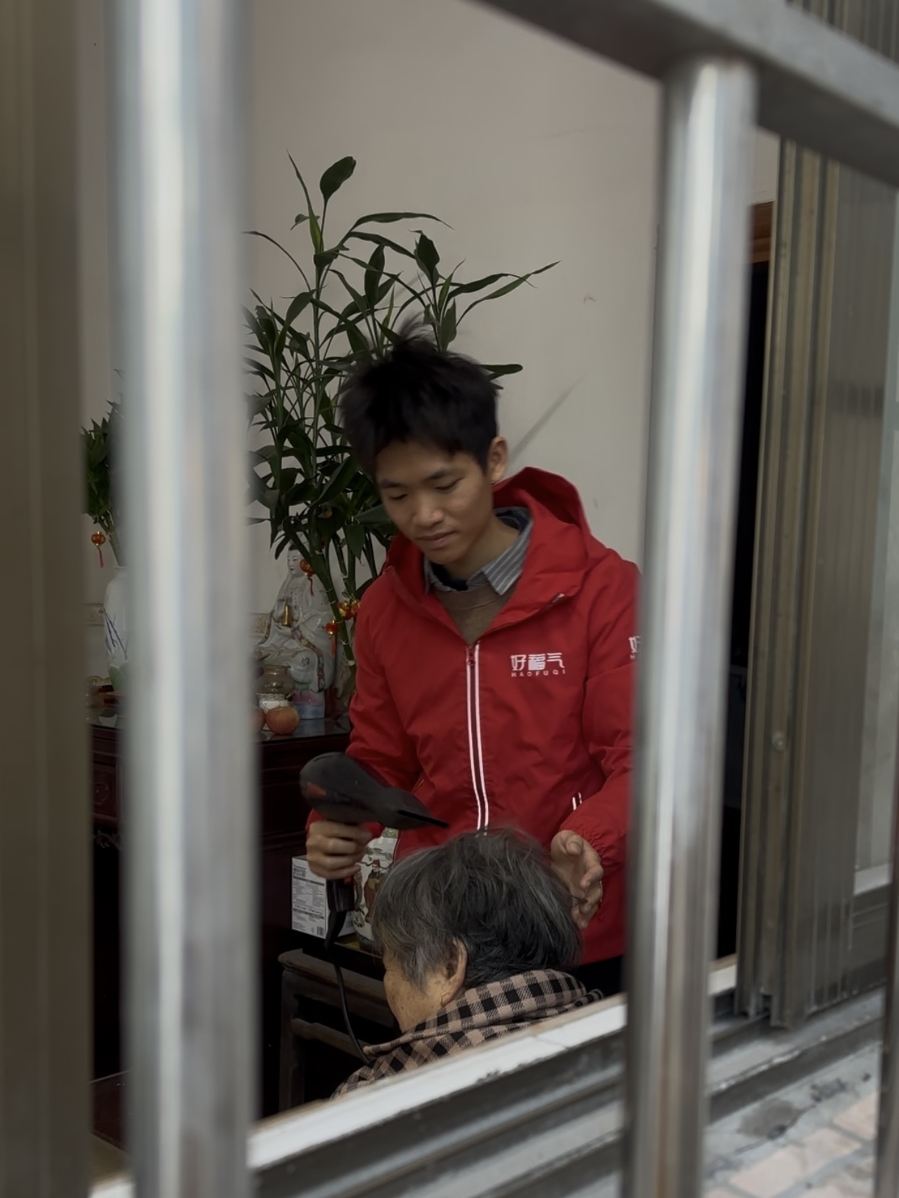 从餐厅服务员到养老护理能手