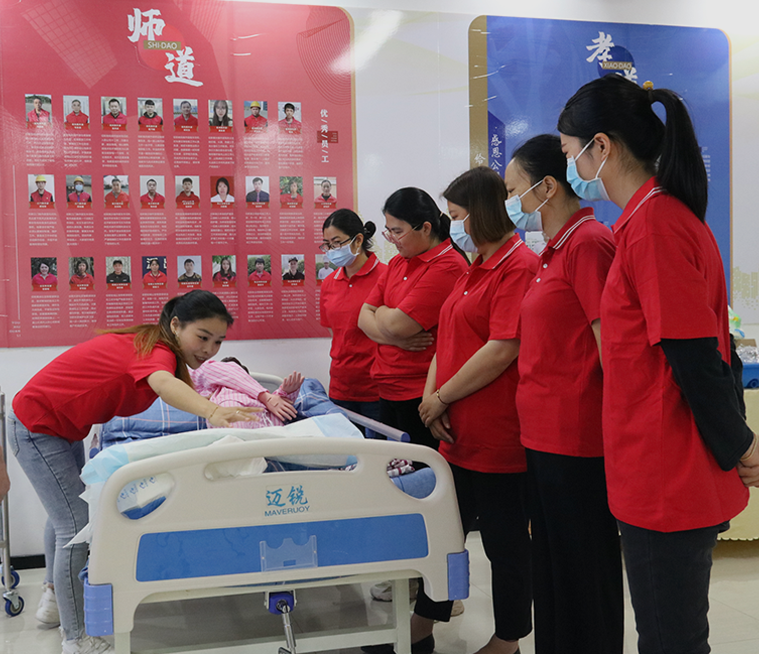 学员在实训室进行护理技能操作训练